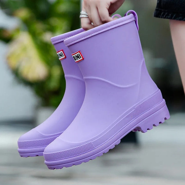 Trendy halfhoge waterdichte regenlaarzen voor vrouwen, paars, comfortabel en stijlvol voor nat weer.