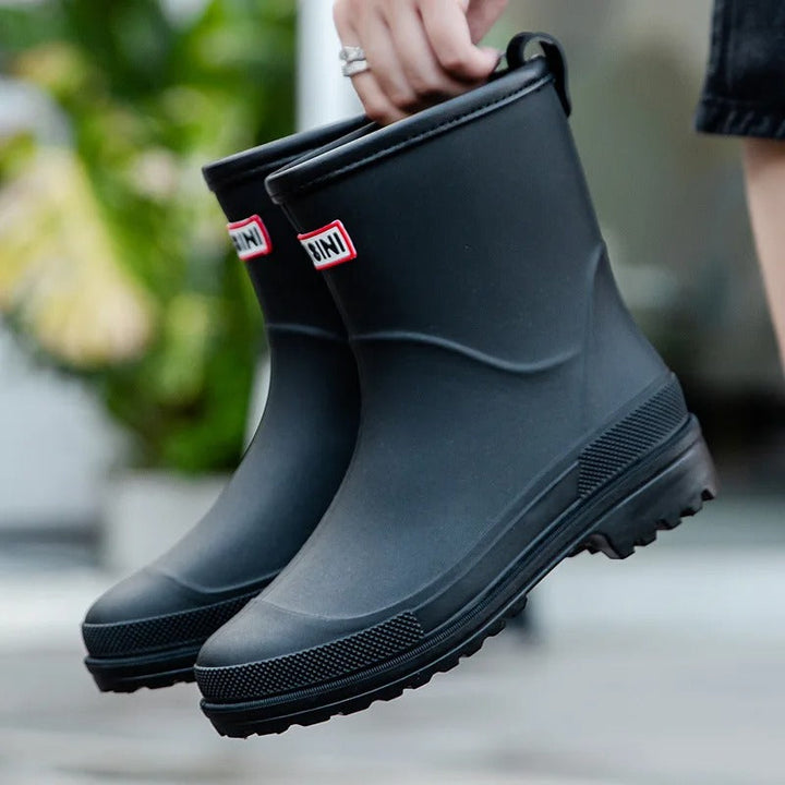 Trendy halfhoge waterdichte regenlaarzen voor vrouwen, paars, comfortabel en stijlvol voor nat weer.