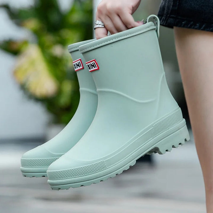 Trendy halfhoge waterdichte regenlaarzen voor vrouwen, paars, comfortabel en stijlvol voor nat weer.