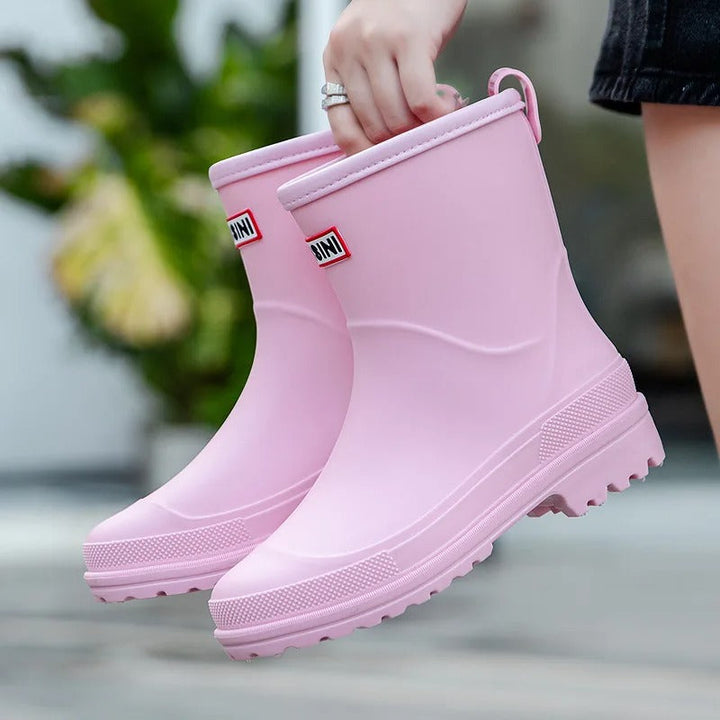 Trendy halfhoge waterdichte regenlaarzen voor vrouwen, paars, comfortabel en stijlvol voor nat weer.