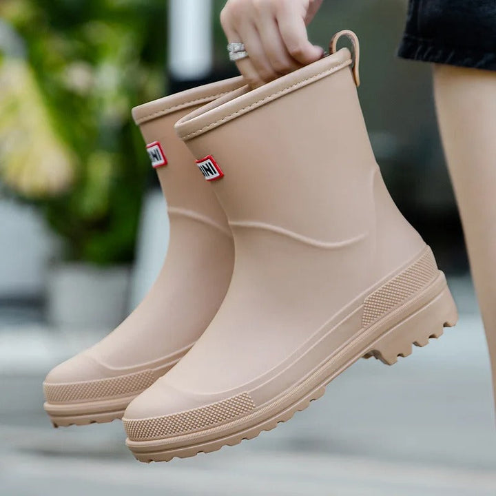 Trendy halfhoge waterdichte regenlaarzen voor vrouwen, paars, comfortabel en stijlvol voor nat weer.
