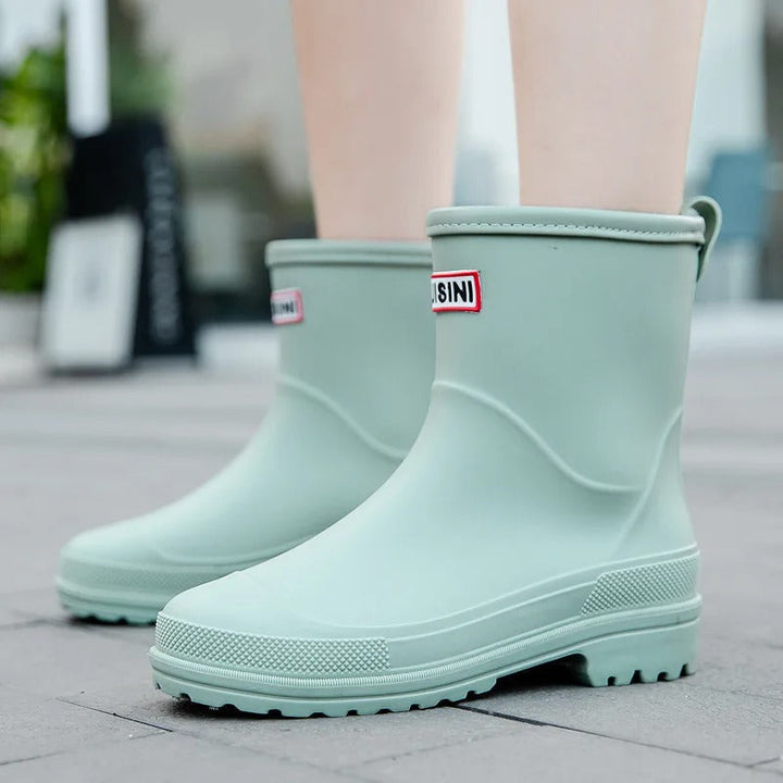 Trendy halfhoge waterdichte regenlaarzen voor vrouwen, paars, comfortabel en stijlvol voor nat weer.