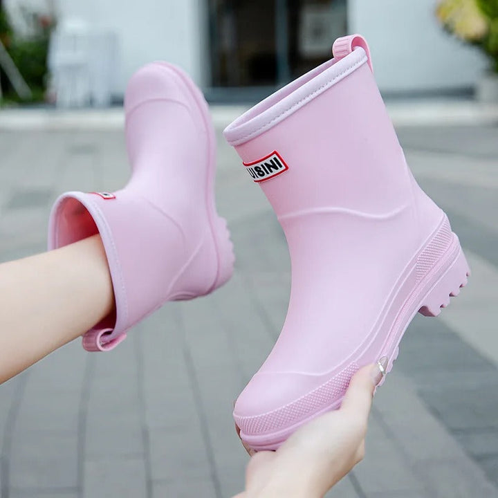 Trendy halfhoge waterdichte regenlaarzen voor vrouwen, paars, comfortabel en stijlvol voor nat weer.