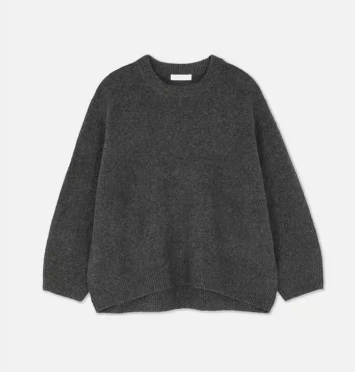 "Trendy oversized sweater in zachtroze met losse pasvorm, ideaal voor herfst en winter, perfect voor jeans en leggings."