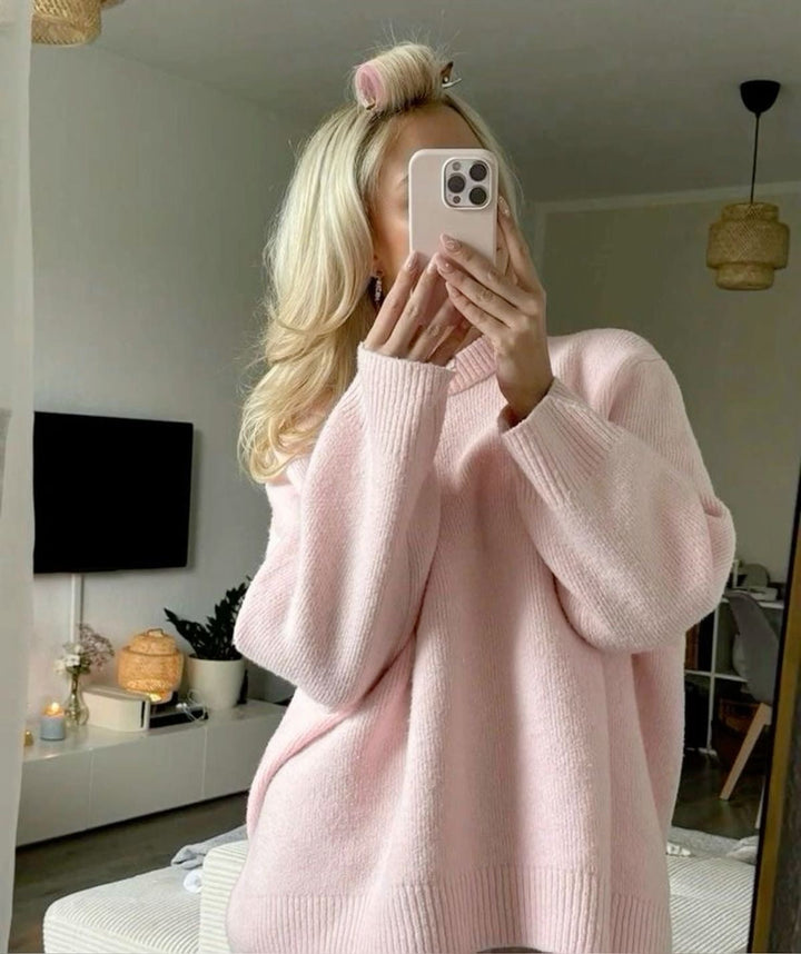 "Trendy oversized sweater in zachtroze met losse pasvorm, ideaal voor herfst en winter, perfect voor jeans en leggings."