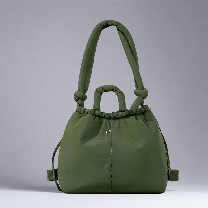 Moderne dameshandtas met zacht puffer materiaal en ruime vakken, zowel elegant als functioneel.