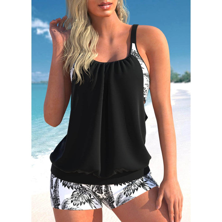 "Trendy Thea tankini badpak in twee delen, flatterende pasvorm, geschikt voor strand en zwembad, in modieuze kleuren."
