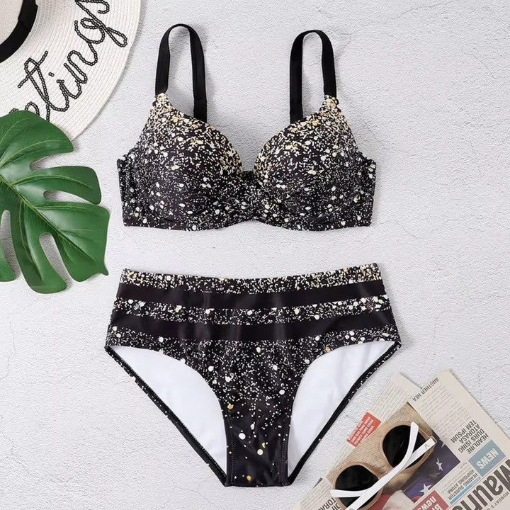 "Tropische high-waist bikini met levendig patroon, flatterende pasvorm, verstelbare bandjes, ideaal voor zonnige stranddagen.
