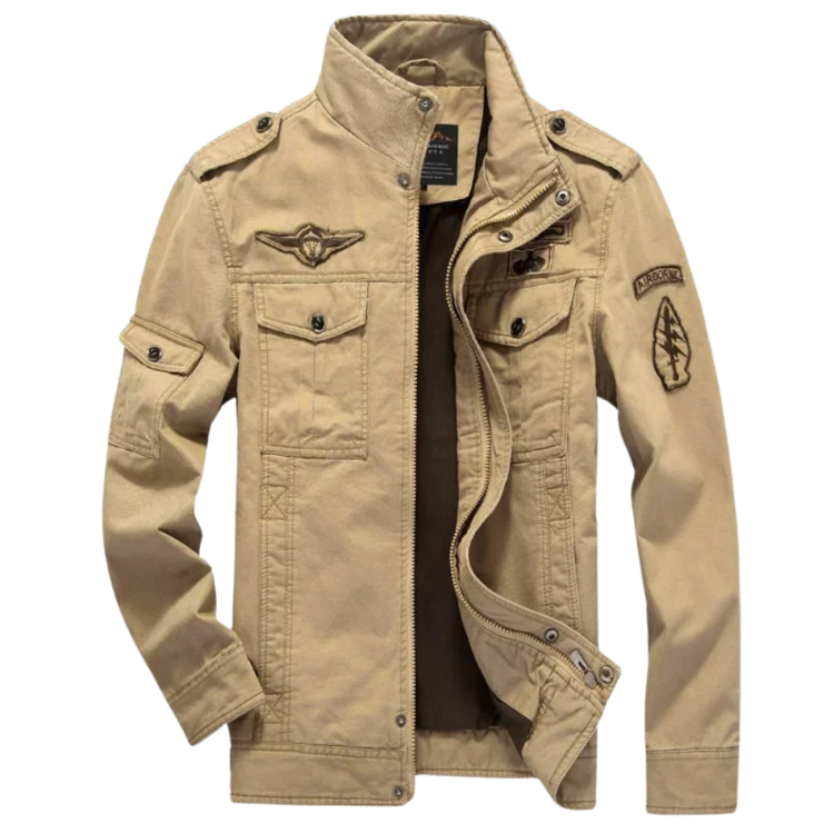 "Tussenjas heren in militaire stijl, robuust ontwerp met opstaande kraag en functionele zakken, perfecte tussenjas."