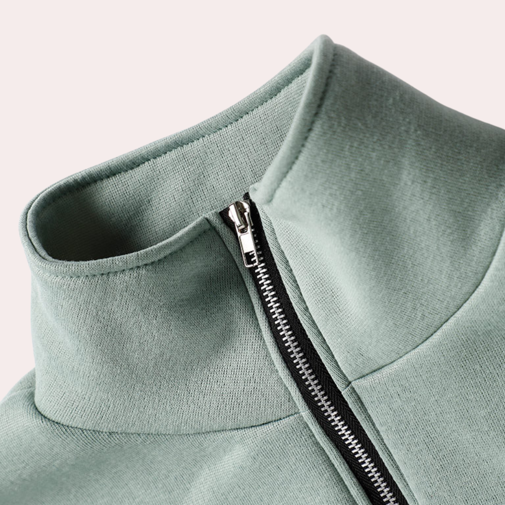 "Tweedelig dames joggingpak in groen, comfortabel met halve-rits vest en modieuze jogger, ideaal voor elke gelegenheid."