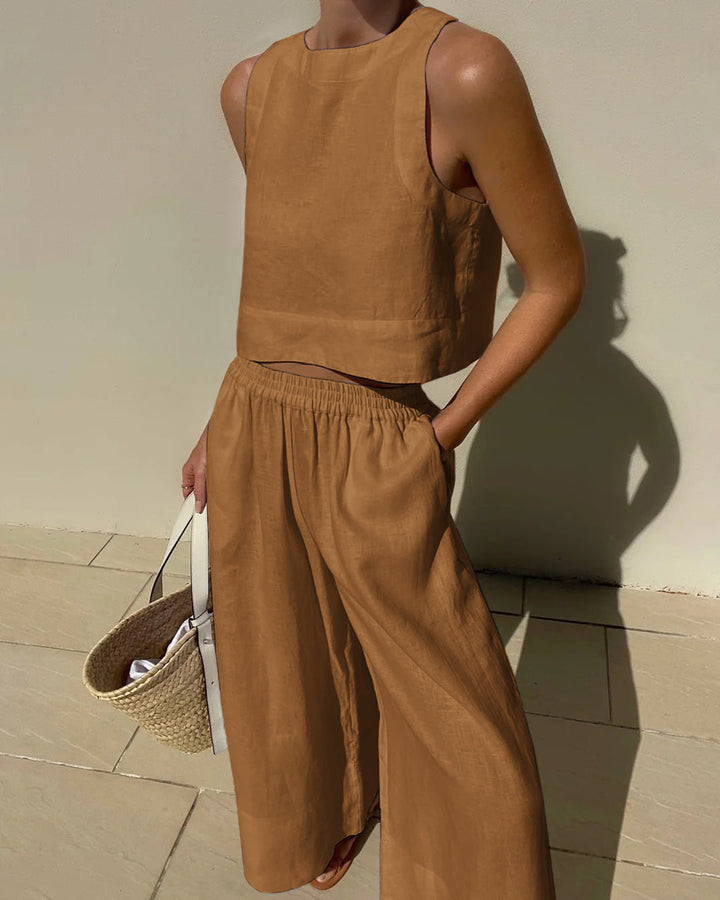 "Tweedelige dames set, elegante mouwloze crop top en wijde broek, ideaal voor zomer, stijlvol en verfijnd in beige."