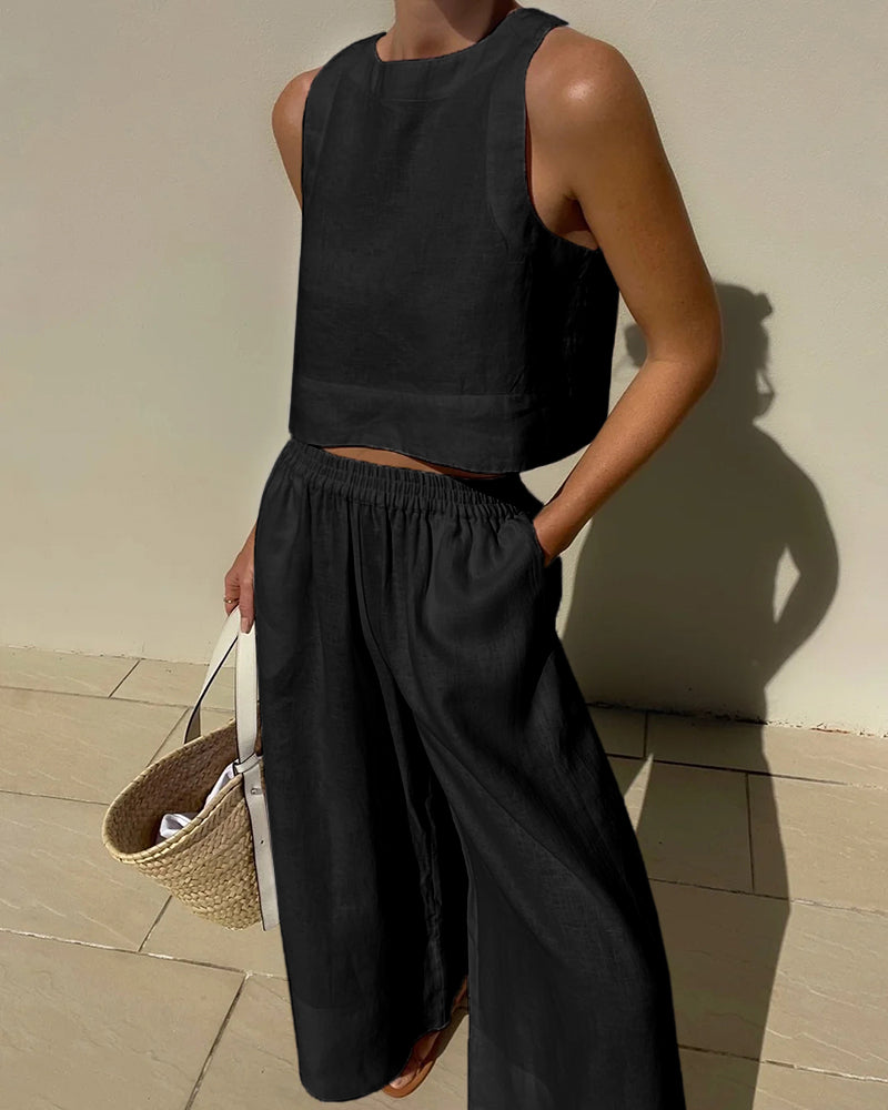 "Tweedelige dames set, elegante mouwloze crop top en wijde broek, ideaal voor zomer, stijlvol en verfijnd in beige."