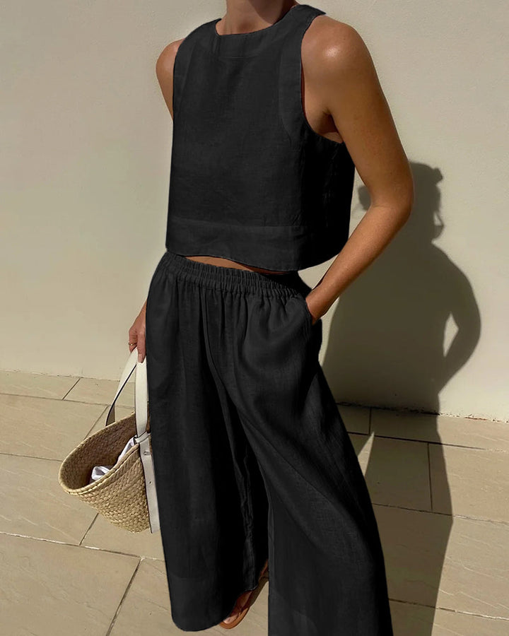 "Tweedelige dames set, elegante mouwloze crop top en wijde broek, ideaal voor zomer, stijlvol en verfijnd in beige."