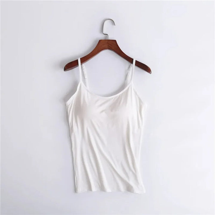 Tyra dames top met BH-integratie, naadloos, in beige. Elegante, ademende stof voor dagelijks comfort en stijl.