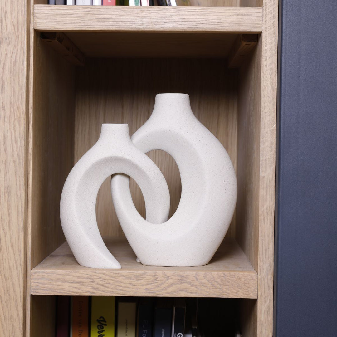 "Unieke keramische bloemenvaas met verweven design, perfect voor elk interieur. Verkrijgbaar in crème, indigo en mat zwart."
