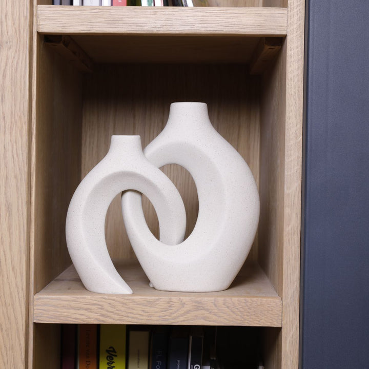 "Unieke keramische bloemenvaas met verweven design, perfect voor elk interieur. Verkrijgbaar in crème, indigo en mat zwart."