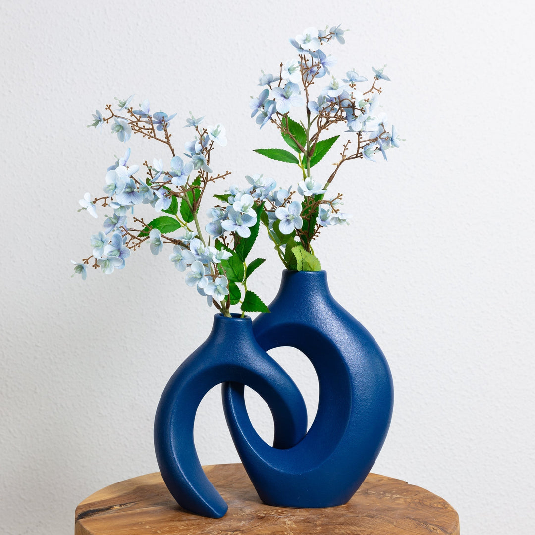 "Unieke keramische bloemenvaas met verweven design, perfect voor elk interieur. Verkrijgbaar in crème, indigo en mat zwart."