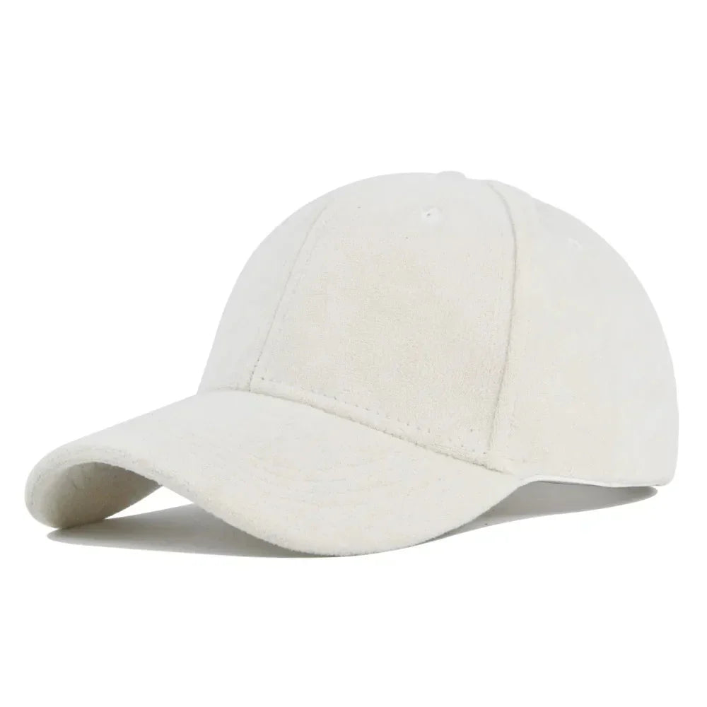 Tijdloze suède-look pet, unisex, verstelbaar, gemakkelijk te combineren met diverse outfits.