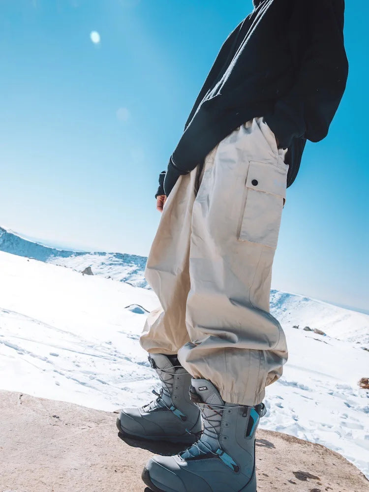 Baggy skibroek voor skiën en snowboarden, biedt optimale bewegingsvrijheid en comfort op de berg.
