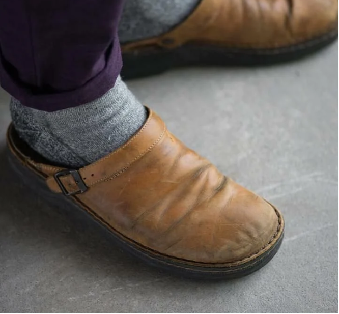 Ontspan comfortabel thuis met deze casual heren instappantoffels, gesloten model voor warmte en dagelijks gebruik.