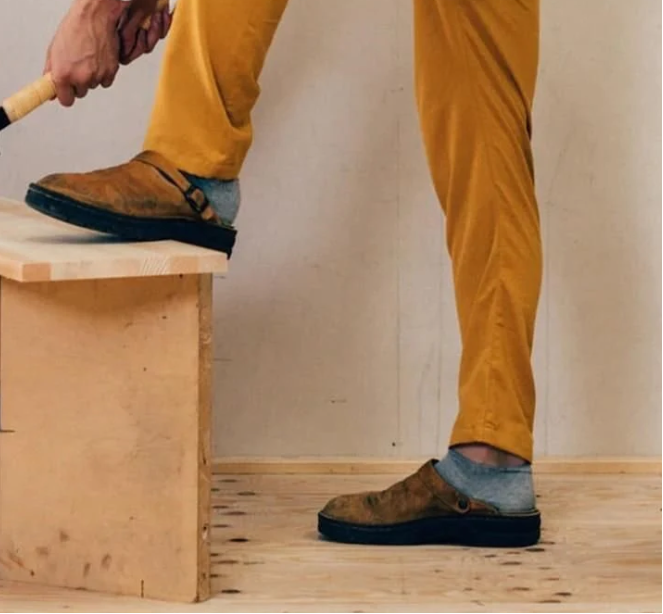 Detailfoto: paar grijze heren pantoffels, closed-toe instappers met antislipzool. Biedt veiligheid en comfort.