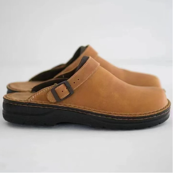 Zachte grijze heren instappantoffels, closed-toe model van pluche, voor ultiem voetcomfort binnenshuis.
