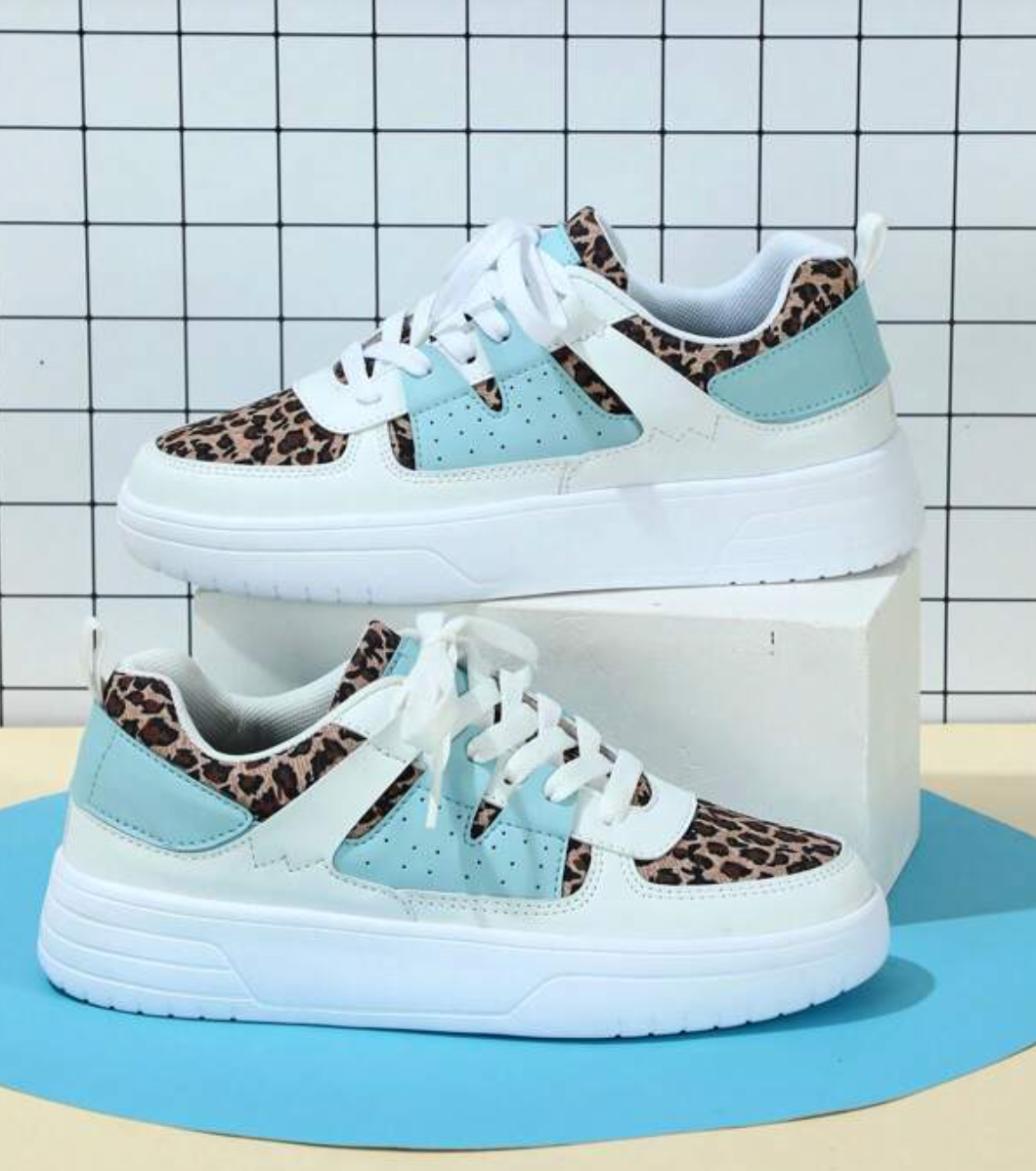 "Valeen sneakers voor dames, kleurrijk design met levendige pastelkleuren en ademend bovenwerk voor comfort en stijl."