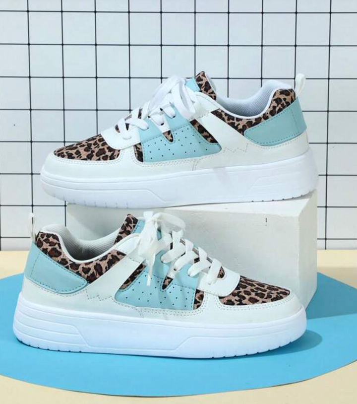"Valeen sneakers voor dames, kleurrijk design met levendige pastelkleuren en ademend bovenwerk voor comfort en stijl."