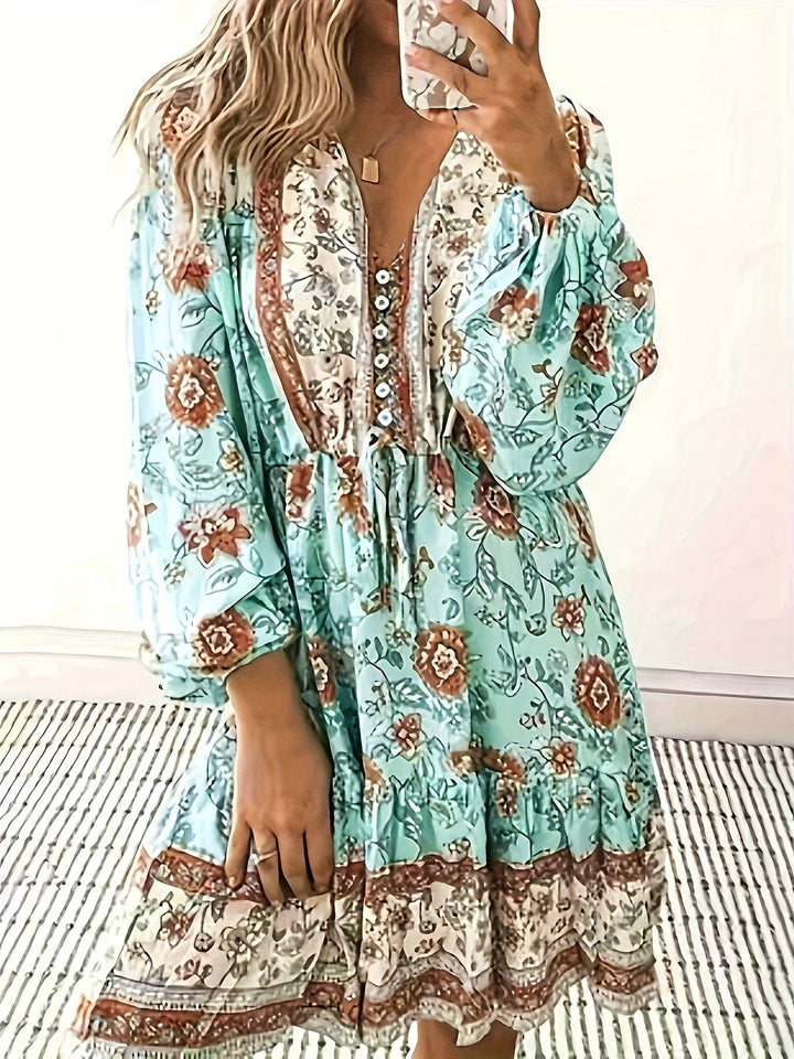 "Veelkleurige Boho Chic jurk met V-hals en ruches, lichtgewicht en ademend, perfect voor zomerse flair en comfort."
