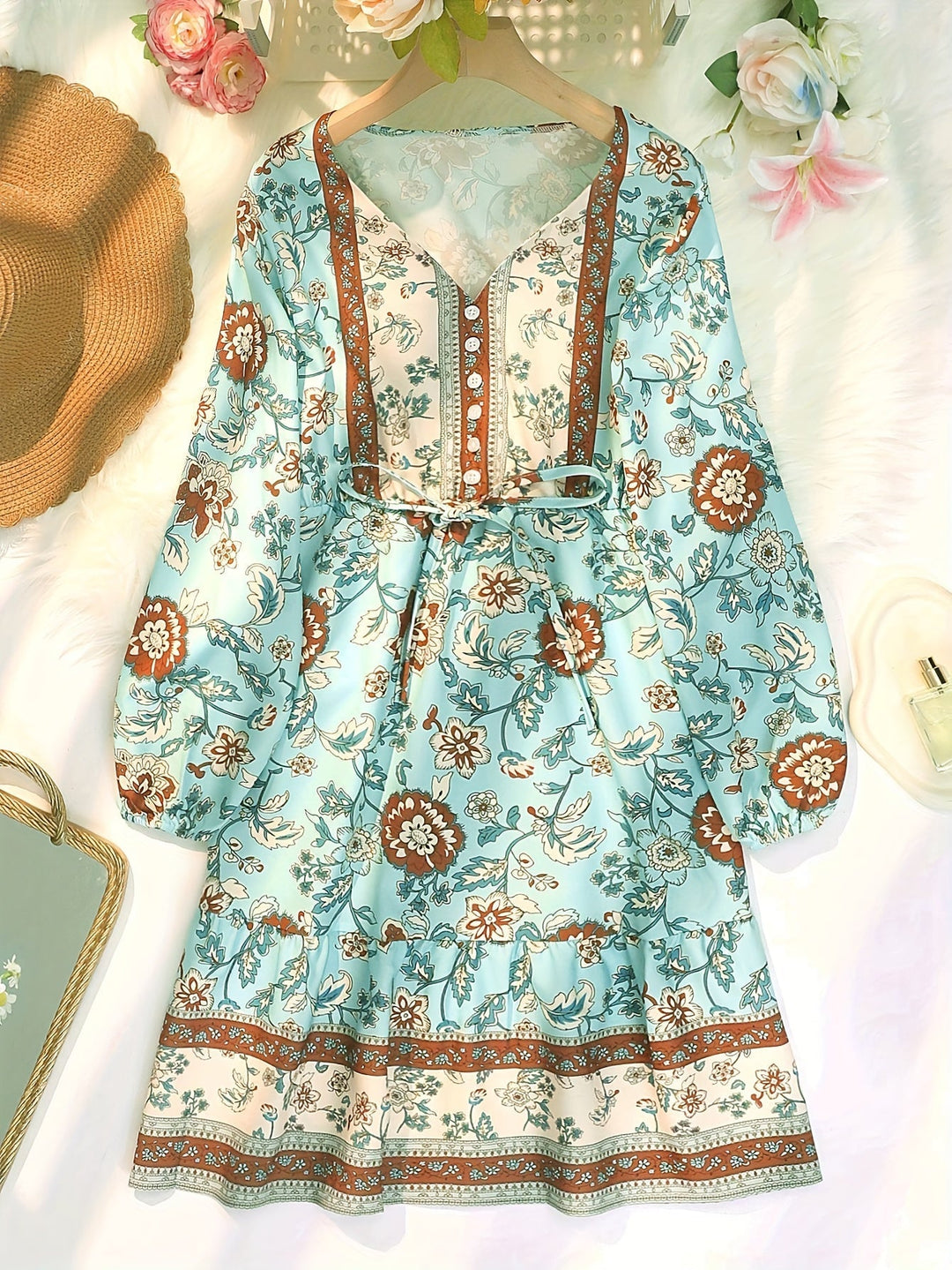"Veelkleurige Boho Chic jurk met V-hals en ruches, lichtgewicht en ademend, perfect voor zomerse flair en comfort."