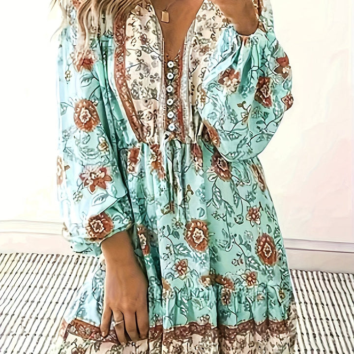"Veelkleurige Boho Chic jurk met V-hals en ruches, lichtgewicht en ademend, perfect voor zomerse flair en comfort."