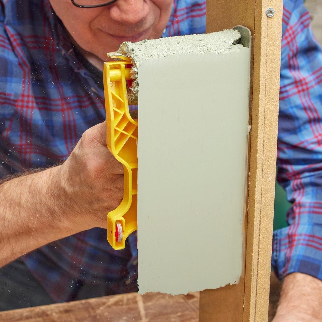Resultaat van strakke geschilderde randen met speciaal verfgereedschap, efficiëntie voor woningverbetering.