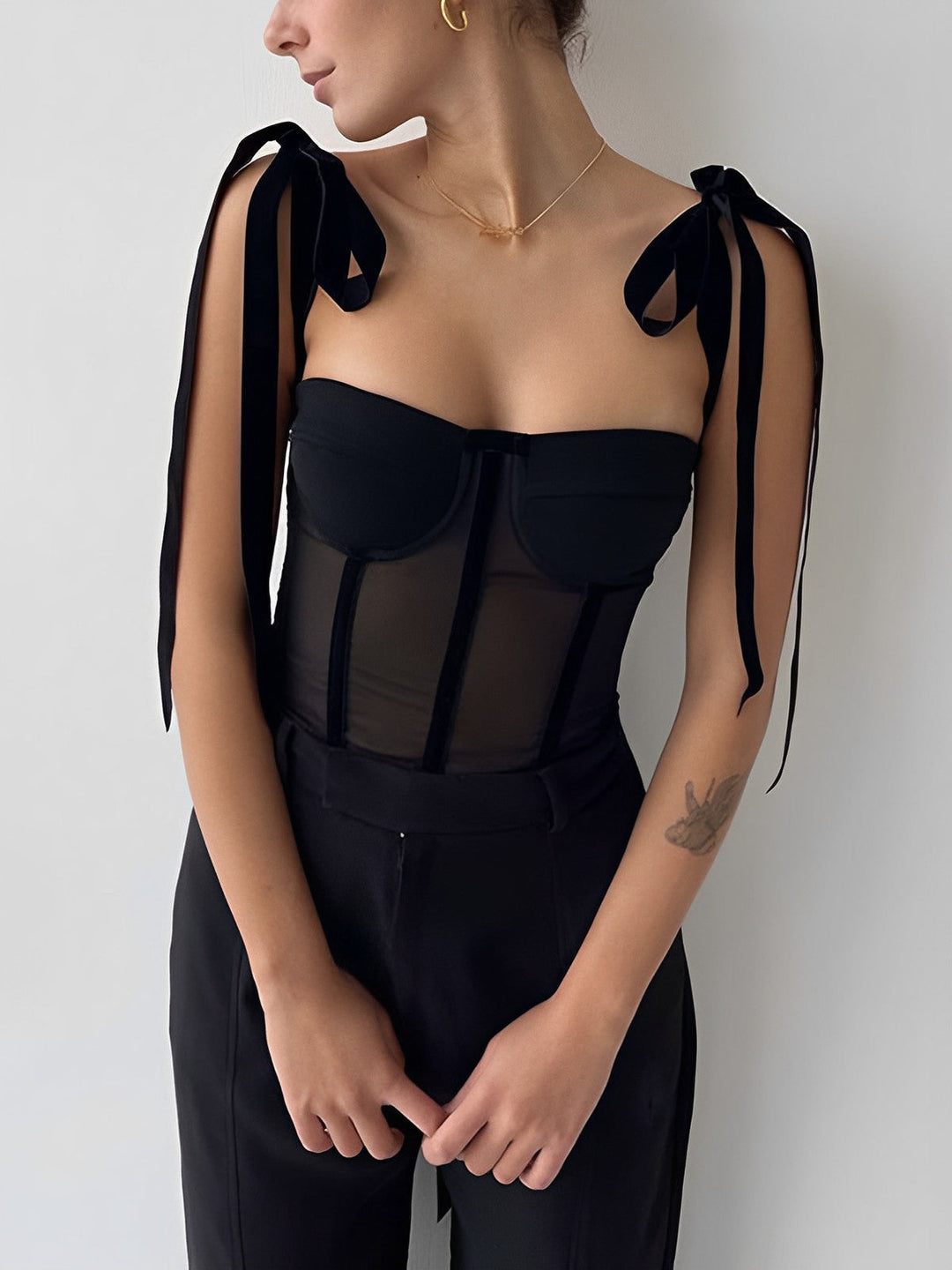 "Verleidelijke sheer mesh bustier top, semi-transparante details, figuuraccentuerend, elegant en speels design."
