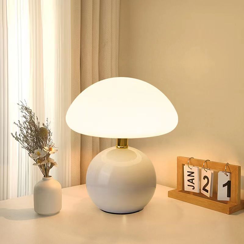 "Verstelbare LED paddenstoel lamp in modern design, keramiek en PVC, voor elegante sfeer in huis of kantoor."