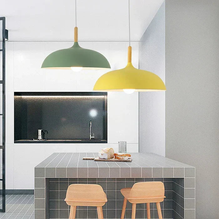 "Verstelbare Scandinavische eiken plafondlamp met energiezuinige LED, strakke lijnen en warme lichtopties voor moderne interi