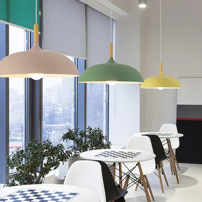 "Verstelbare Scandinavische eiken plafondlamp met energiezuinige LED, strakke lijnen en warme lichtopties voor moderne interi