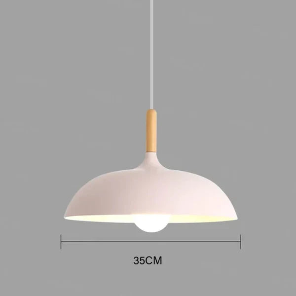 "Verstelbare Scandinavische eiken plafondlamp met energiezuinige LED, strakke lijnen en warme lichtopties voor moderne interi