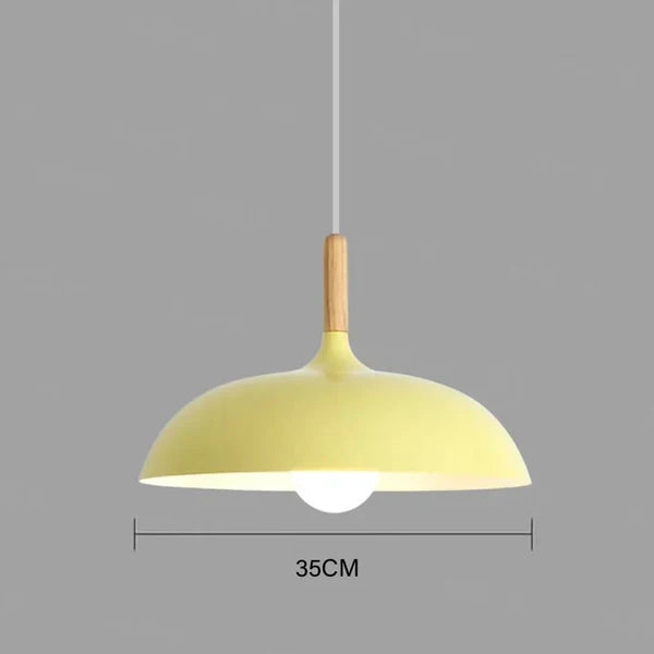 "Verstelbare Scandinavische eiken plafondlamp met energiezuinige LED, strakke lijnen en warme lichtopties voor moderne interi