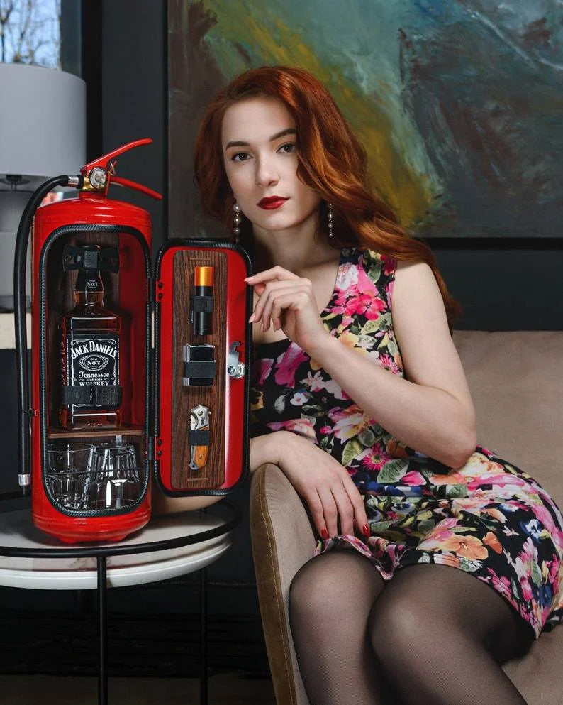 Vrouw op een bank die de open verstopte bar toont, gevuld met drankfles, glazen en accessoires, in rood.