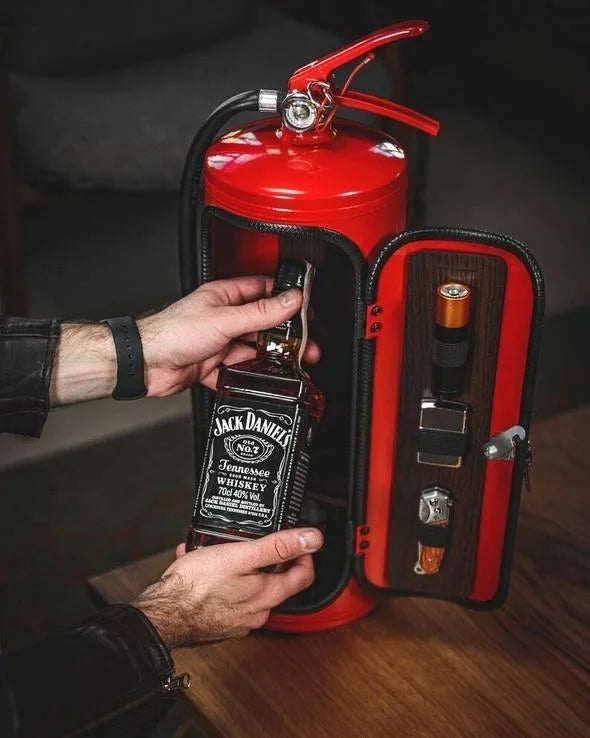 Detailopname van handen die een fles in de open verstopte bar plaatsen, met ruimte voor glazen en een opener.
