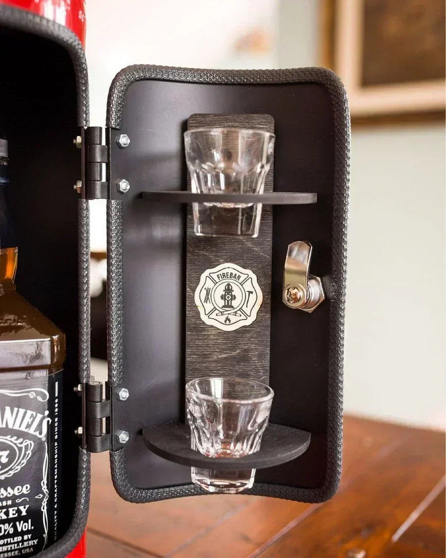 De verstopte bar, ideaal voor geschenken, gepresenteerd met een fles en glazen in een feestelijke setting.