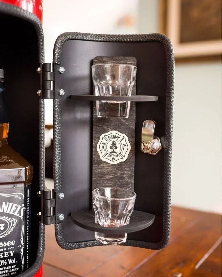 De verstopte bar, ideaal voor geschenken, gepresenteerd met een fles en glazen in een feestelijke setting.