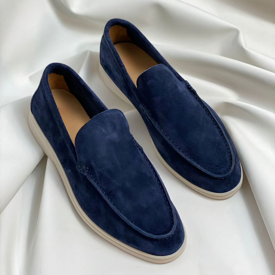 Zijkant van stijlvolle vintage herenloafers, perfect voor een klassieke mode-uitstraling.
