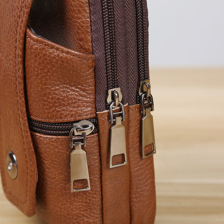 "Vintage leren heren crossbody heuptas met verstelbare band, stijlvolle bruine tas met ruime vakken en robuust ontwerp."