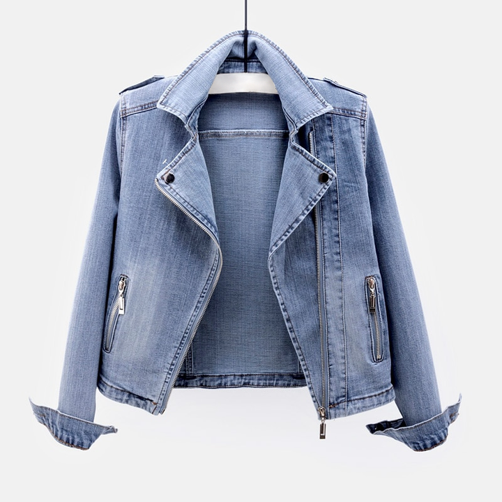 "Vrouwelijke denim spijkerjas, tijdloze tussenjas met klassieke kraag en metalen knoopsluiting, authentieke vintage flair."