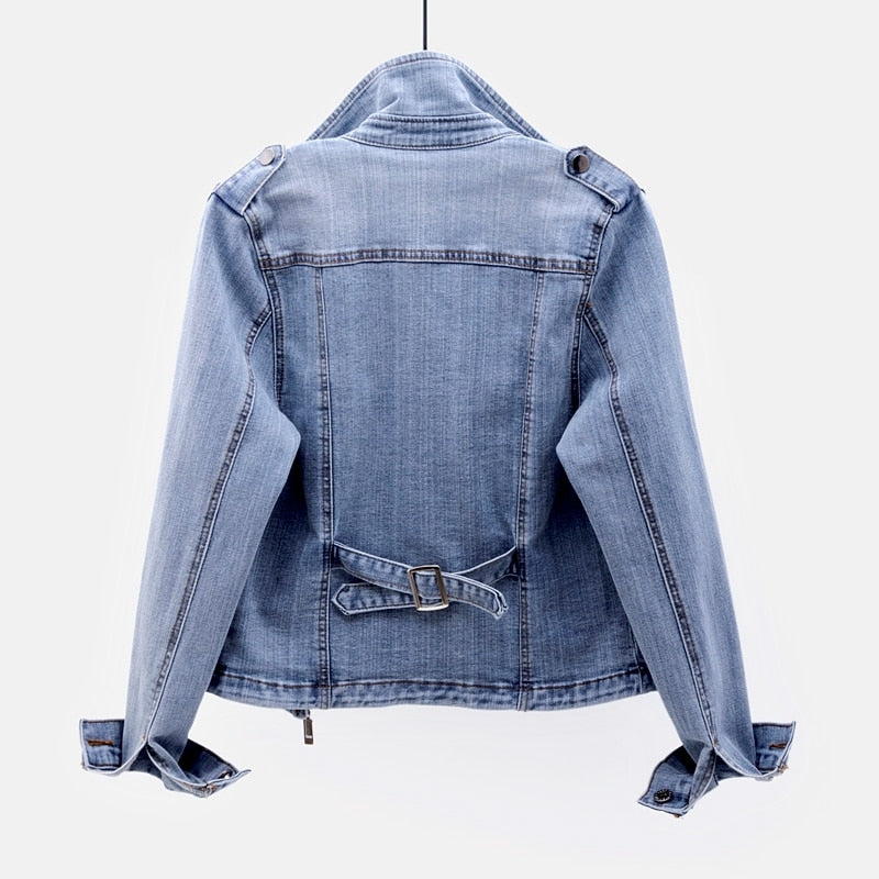 "Vrouwelijke denim spijkerjas, tijdloze tussenjas met klassieke kraag en metalen knoopsluiting, authentieke vintage flair."