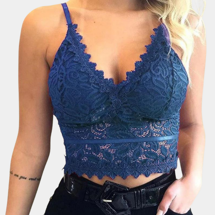 "Vrouwelijke zomerse cami top met bloemenkant in diverse kleuren: wit, zwart, blauw, paars. Elegante en luchtige stijl."