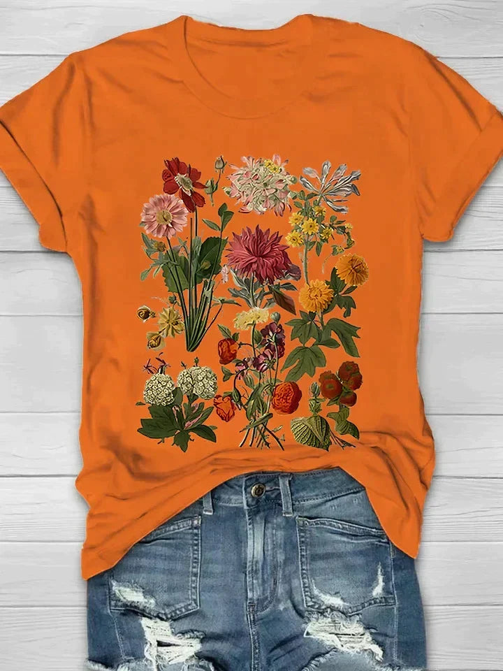 Vrouw draagt elegant vintage zomershirt met bloemenprint en korte mouwen. Casual, trendy dames top.