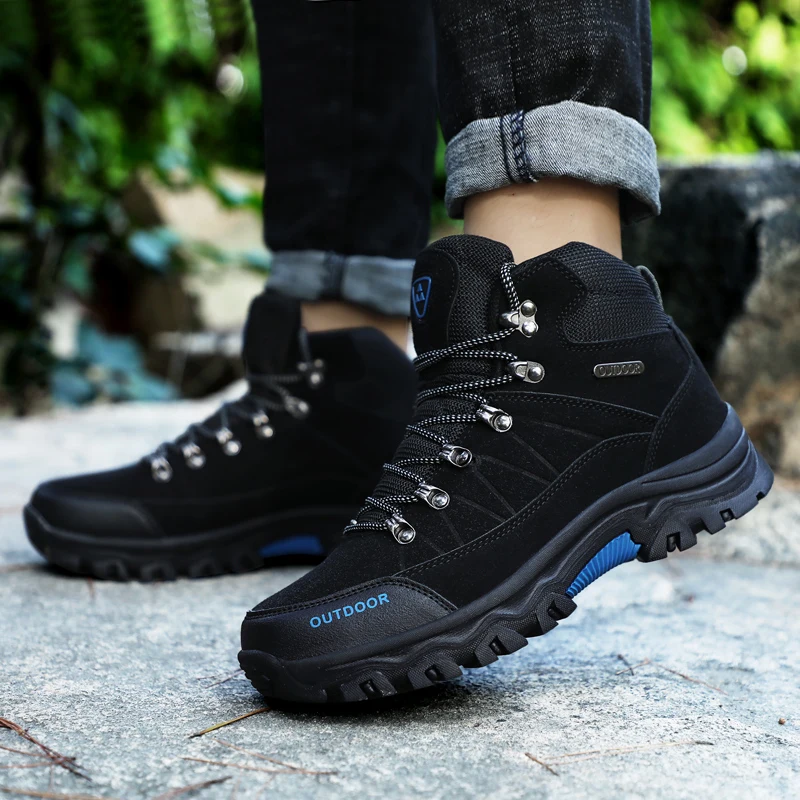 "Wandelschoenen heren, waterdicht en slipvast, robuust design in zwart-blauw; ideaal voor outdooractiviteiten."