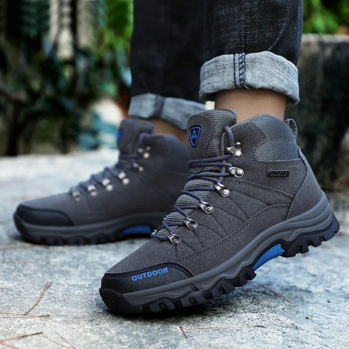 "Wandelschoenen heren, waterdicht en slipvast, robuust design in zwart-blauw; ideaal voor outdooractiviteiten."